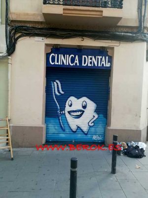 Graffiti Persiana Clinica Dental 300x100000