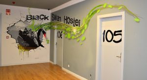 Decoracion Mural Black Swan Hostel 300x100000