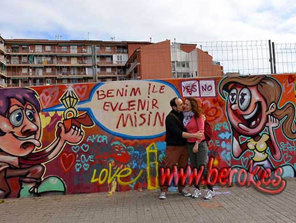 Pide matrimonio con un graffiti