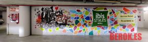 Graffiti trencadis y skyline de Barcelona en parking de hotel