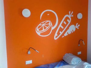 Decoracion-mural-apartamentos-naranja-graffiti