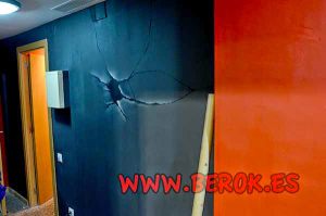 Decoracion Pared Rota Escape Room Barcelona 300x100000