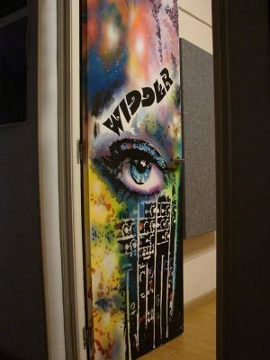 graffiti-puerta-ojo-surrealista