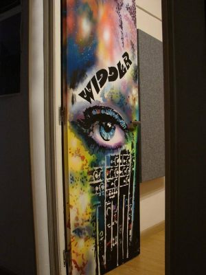 Graffiti Puerta Ojo Surrealista 300x100000