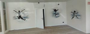 Mural siluetas personas Bay hotel Roses Girona