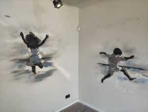 Murales silueta ninos saltando playa