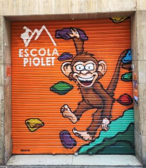 Mural Persiana Mono Escola Piolet Badalona 300x100000