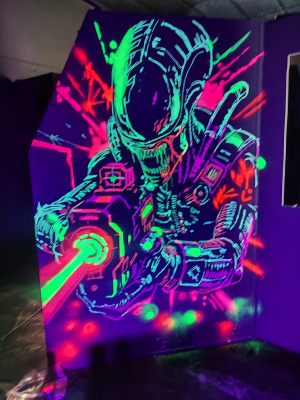 Graffiti Alien Fluorescente Pintado A Mano Lasertag 300x100000