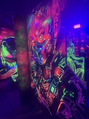 Mural Guerrera Cyberpunk Fluorescente Lasertag 300x100000