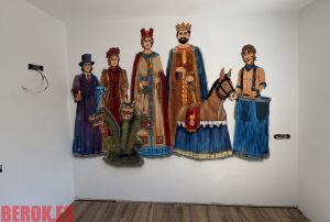 Mural Cosme Damiana Esteve Placida Drac Mulassa Y Farras Granollers 300x100000