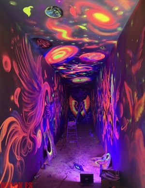 Mural fluorescente galaxia pasillo inmersivo