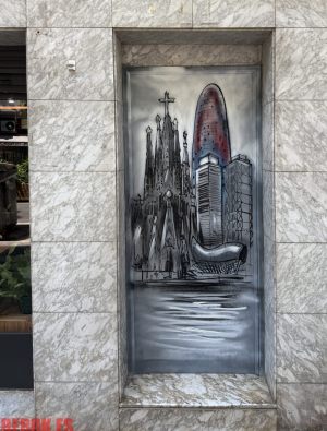 Mural Sagrada Familia Torre Glories Y Pez Dorado 300x100000