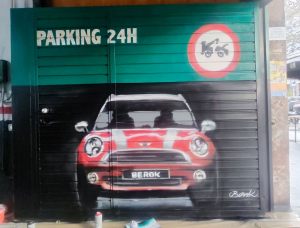 Graffiti Mini Cooper rojo parking 24h en Barcelona