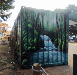 Graffiti cascada container decorado selva tropical