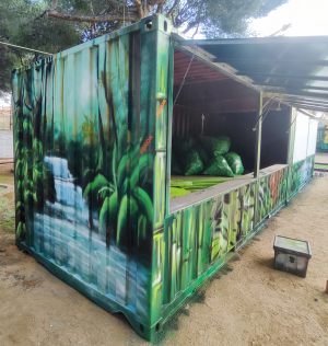 Graffiti container bar estilo selva con cascada