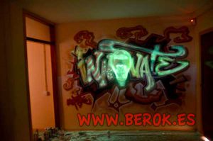 Graffiti-bombilla-fluorescente-en-oficina