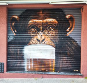 Graffiti Persiana Mono Bebiendo Cerveza Callar 300x100000