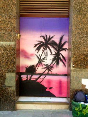 mural-graffiti-puerta-palmeras-paisaje-rosa